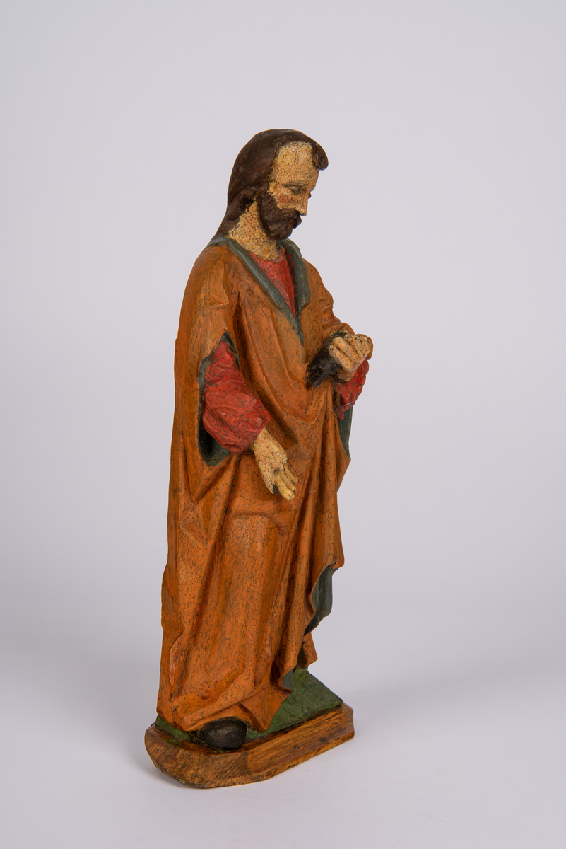 Utskåret og bemalt figur som framstiller evangelisten Markus.
