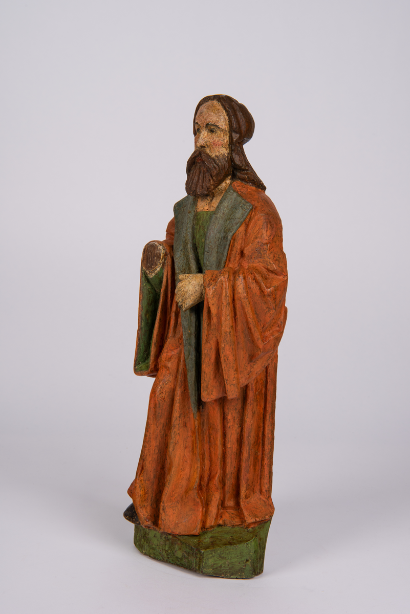 Utskåret og bemalt figur som framstiller evangelisten Lukas.
