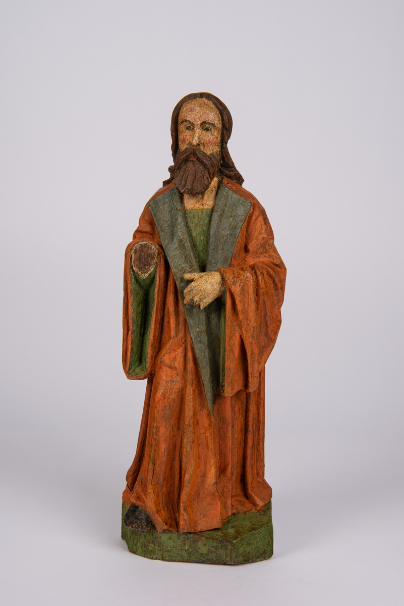 Utskåret og bemalt figur som framstiller evangelisten Lukas.