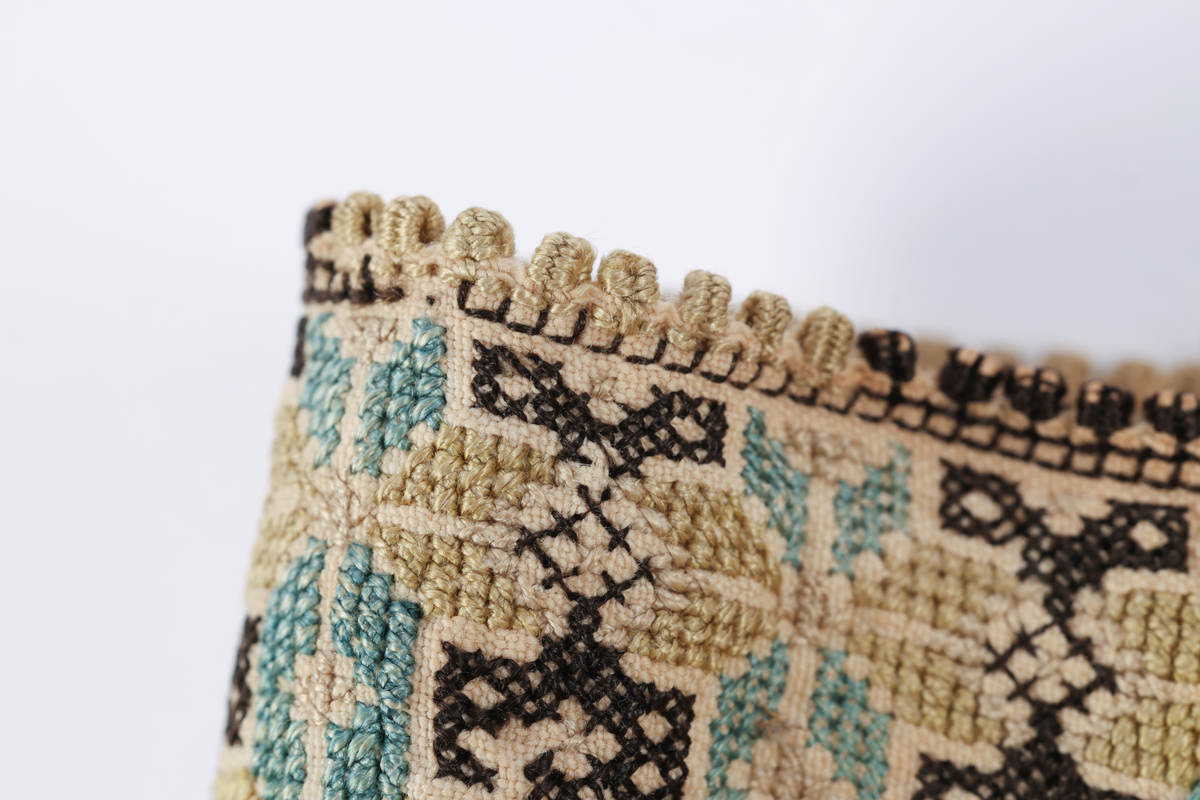 Hvit mannsskjorte med flerfarget broderi som dekor på krave og lengs halssplitt.