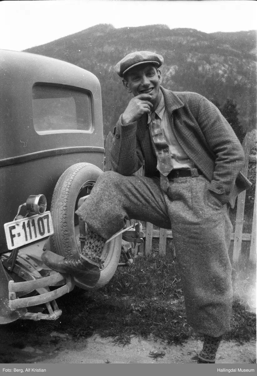 Mann med bil. Bilen er en Erskine 28 modell. Eier er Alf Berg, Kolsrud.
