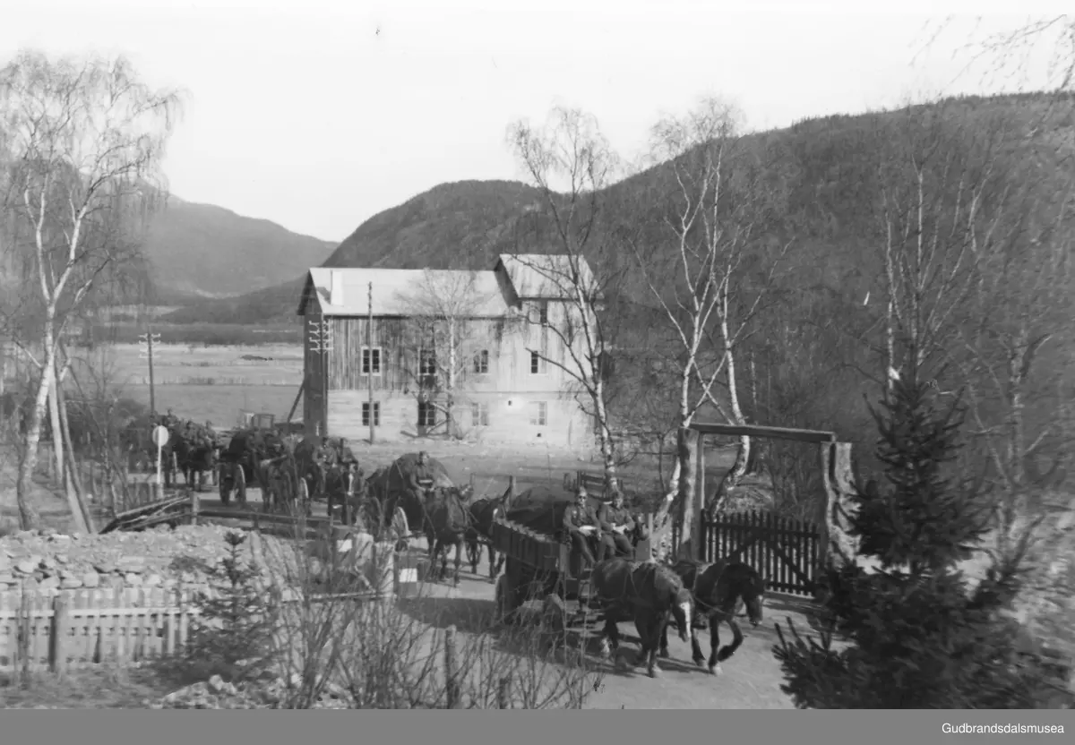 Vågå
Tyske tropper på veg inn i Vågåmo 1940. Mølla i bakgrunnen. Foto Thorleif Andersen
Fotosamling etter Kjell Andersen, Vågå