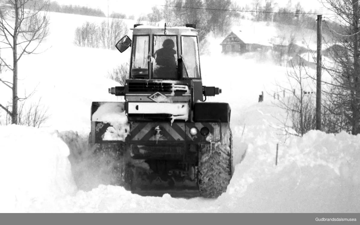 Vågå
Snøbrøyting, Skjervesida i Skårvangen
Fotosamling etter Kjell Andersen, Vågå