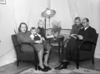 Foto av en familj som är samlad i ett hörn av vardagsrummet.
Poliskonstapel Bertil Strömberg med familj, Växjö.