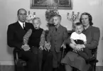 En familj med tre små pojkar har samlats för fotografering i ett vardagsrum.
Poliskonstapel Bertil Strömberg med familj, Växjö.