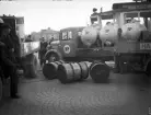 Lastbil med bensinfat, Vaksala torg, Uppsala 1938