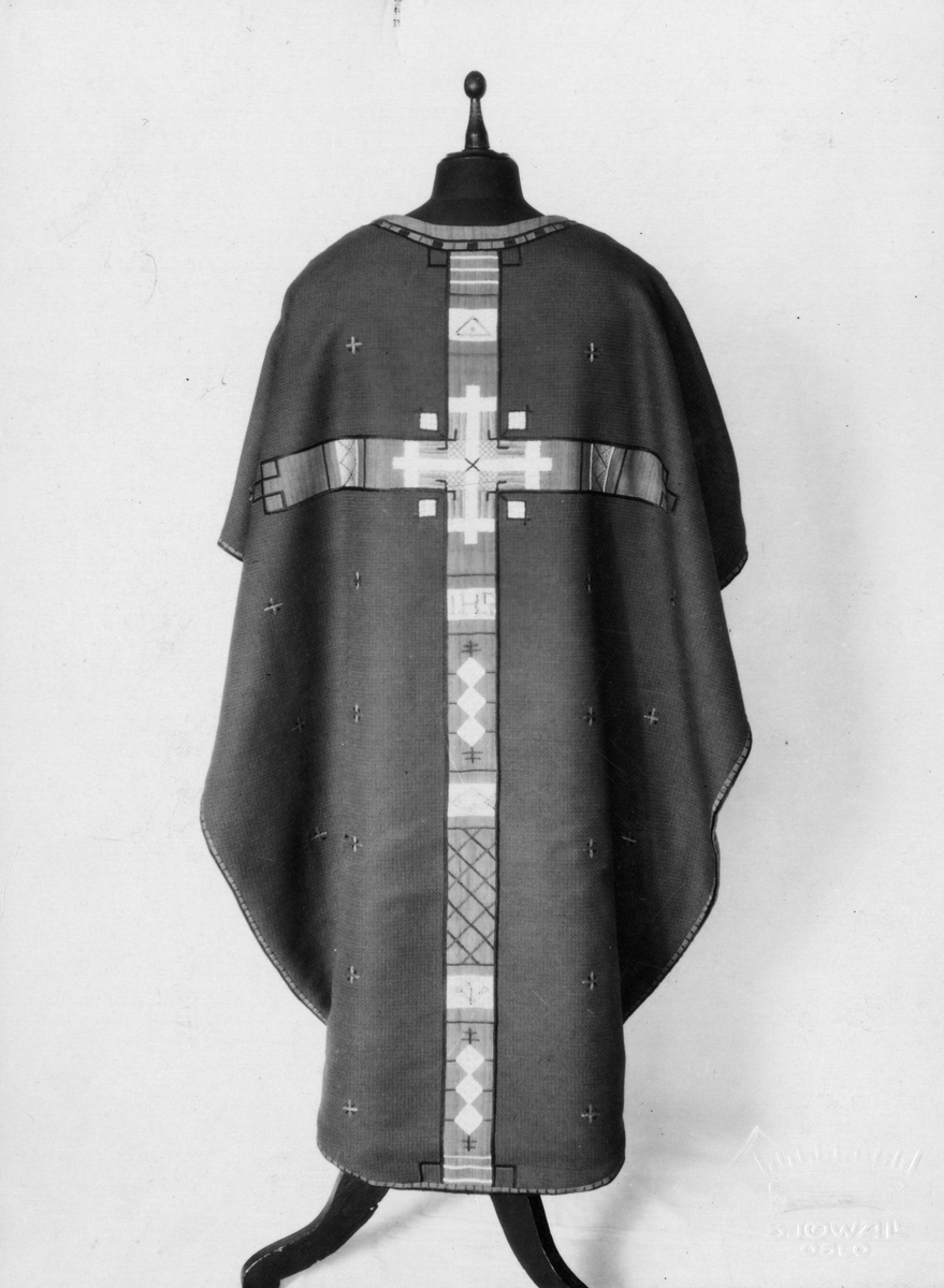 Messehagel. "Latinsk kors". Håndvevet stoff. Korset brodert på gult silkestoff. Foto fra Den norske husflidsforenings mønstersamling. Kunstner Else Poulsson. Mønster nr. 109.
