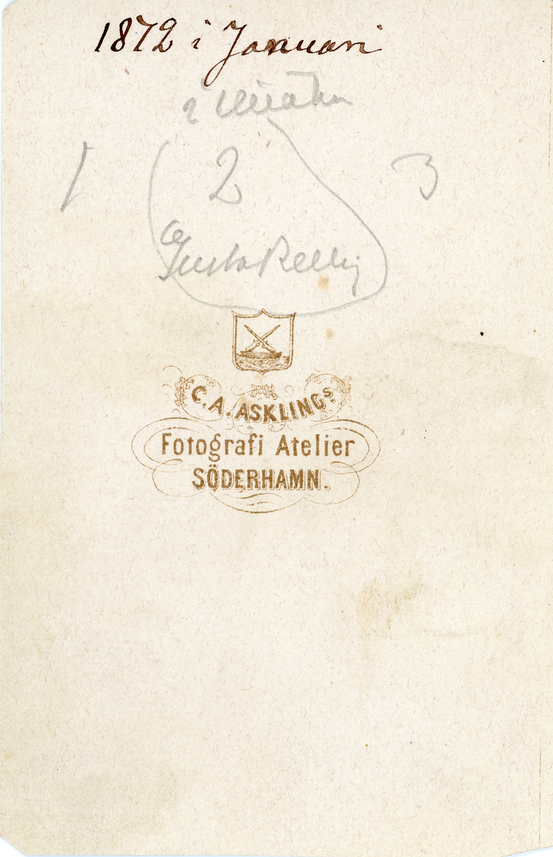 Porträtt av tre män varav den mittersta är Gustaf Rettig. Text baksida: "1872 i januari, sen otydlig text, 1 2 3".