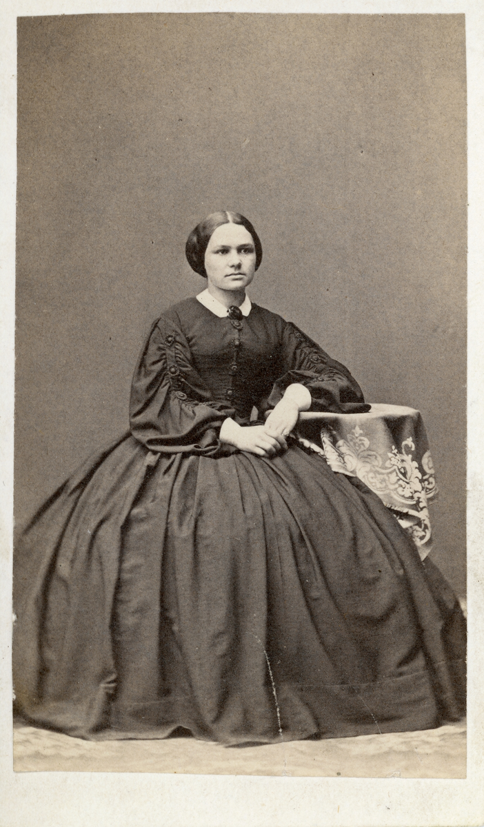 Porträtt av Louise Rod (enligt text baksida kort).