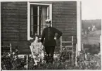 Poliskonstapel Per Ohlsson med hustru, i en trädgård någonstans i Alvesta ca 1930.