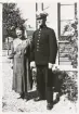Poliskonstapel Per Ohlsson med hustru, i en trädgård någonstans i Alvesta ca 1930.