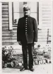 Poliskonstapel Per Ohlssoni en trädgård någonstans i Alvesta ca 1930.