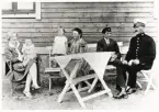 Poliskonstapel Per Ohlsson med familj i en trädgård i Alvesta, ca 1930.