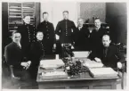 Alvesta landsfiskalsdistrikt ca 1930.
Fr.v.: Landsfiskal Gustaf Öhrstam, fjärdingsman O. Andersson, Alvesta, poliskonstapel Per Ohlsson, Alvesta, exekutor J. Johansson, Vislanda, poliskonstapel Erik Tollstern, Västra Torsås, fjärdingsman Axel Nilsson, Skatelöv, fjärdingsman O. M. Rosén, Blädinge och okänd landsfiskalsassistent.