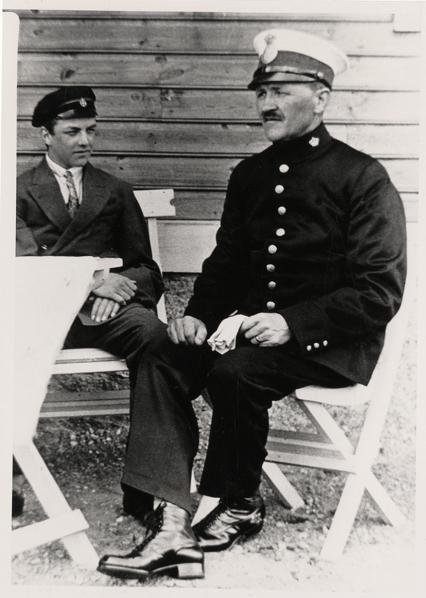 Poliskonstapel Per Ohlsson med familj i en trädgård i Alvesta, ca 1930.