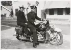 Två poliser, Olaus Andersson och Helge Pettersson, på en motorcykel, någonstans i Alvesta, ca 1940.