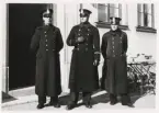 Tre poliser i full uniform utanför poliskontoret i Alvesta, ca 1943.
Fr.v.: poliskonstapel Ingvar Andersson, överkonstapel Helge Pettersson och fjärdingsman Olaus Andersson.