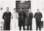 Alvestapoliser tillsammans med två flyktingar utanför polisstationen i Alvesta, ca 1943.
Fr.v.: poliskonstapel Ingvar Andersson, överkonstapel Helge Pettersson och fjärdingsman Olaus Andersson.
