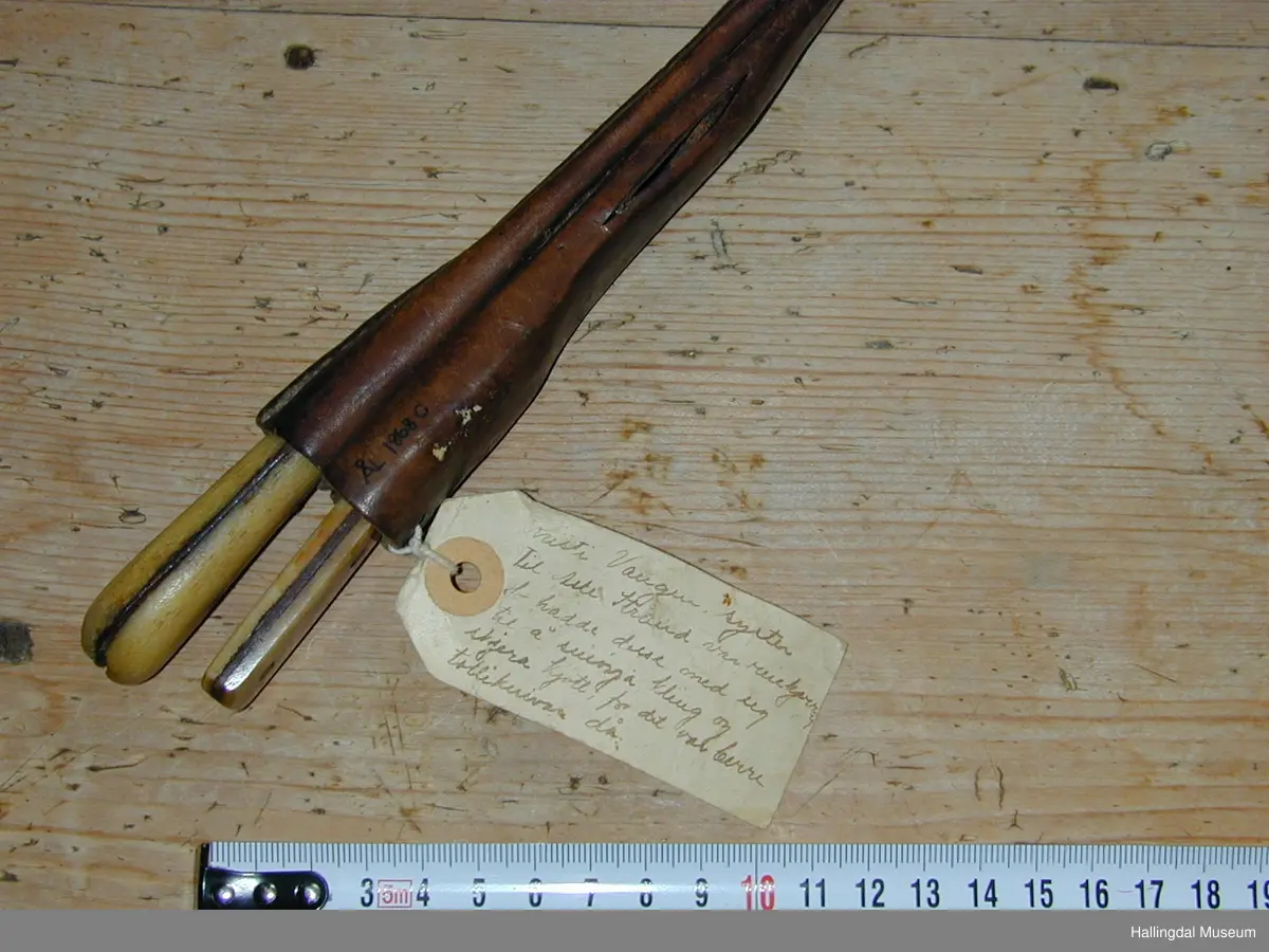 Kniv og gaffel med slire.