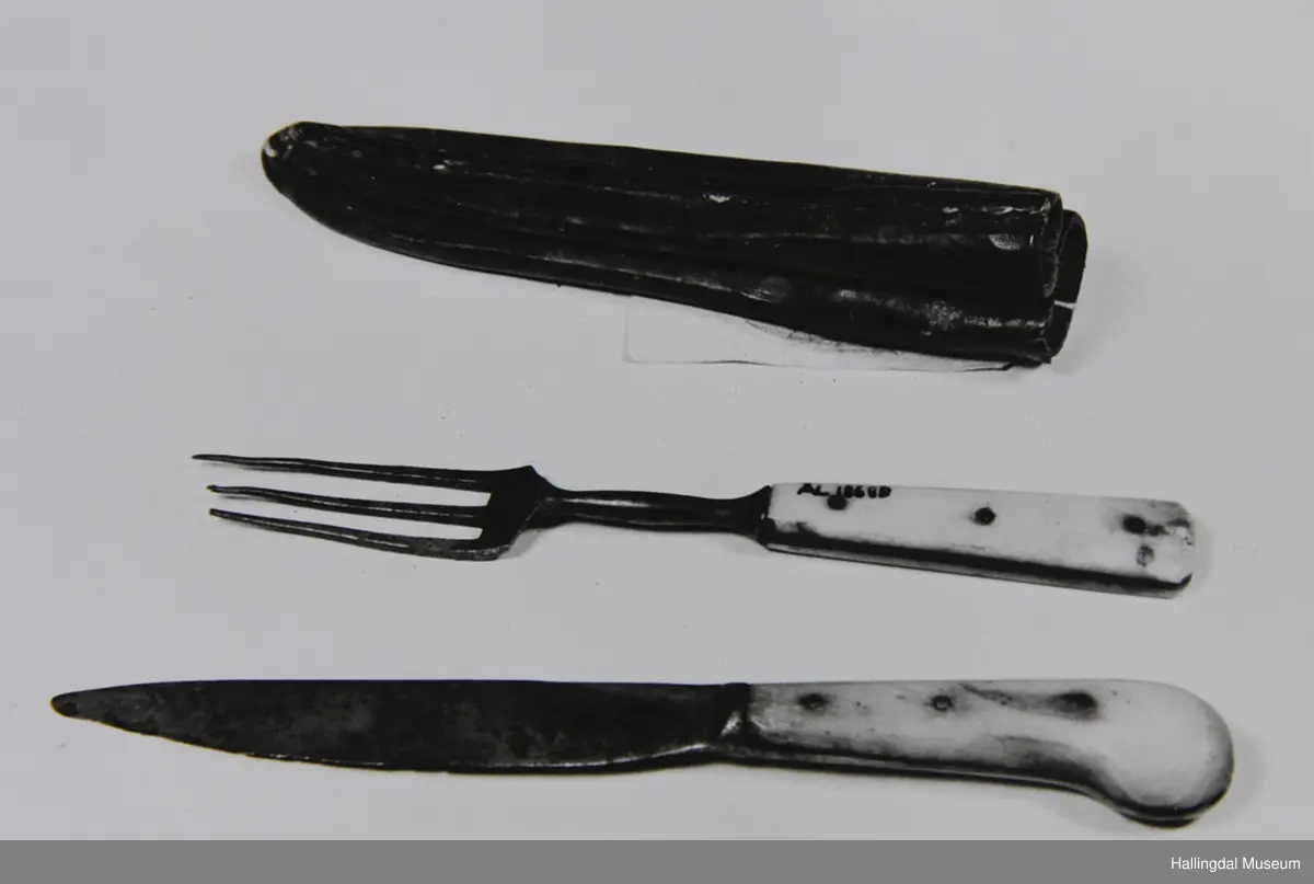 Kniv og gaffel med slire.