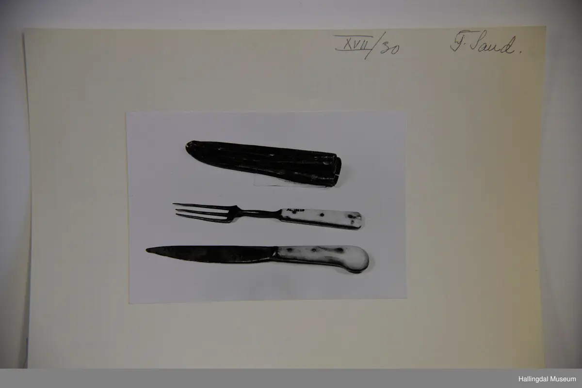 Kniv og gaffel med slire.
