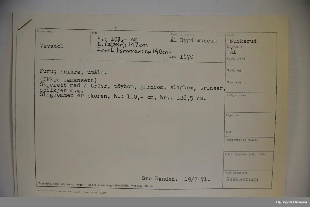 Skjelett med 4 trøer, tøybom, garnbom, slagbom, trinser, spilkjer m.m.
