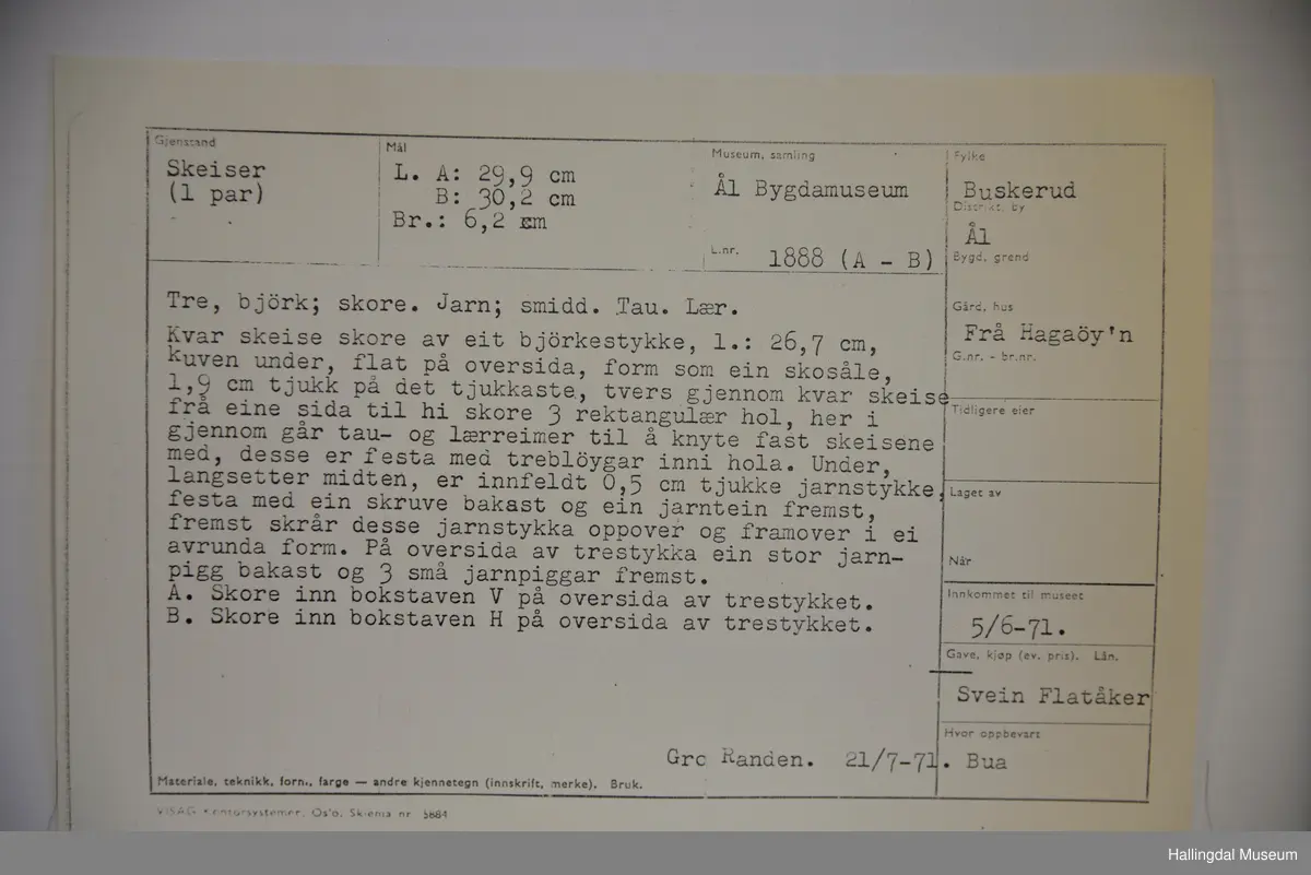 Kvar skeise skore av eit bjørkestykke, form som ein skosåle. Tau- og lærreimer til å knyte faste skeisene med.