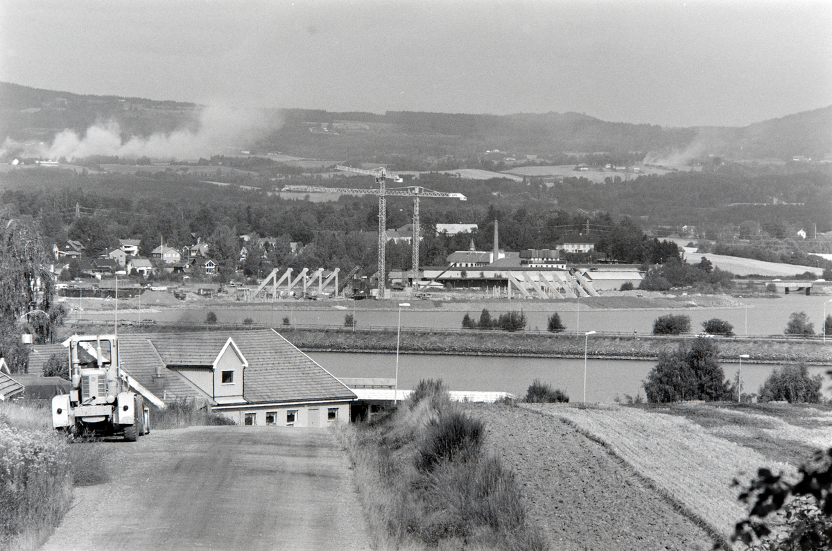 Hamar, Åkersvika, bygging av Hamar Olympihall, Vikingskipet for vinterolympiaden 1994, sett fra Bekkelaget,