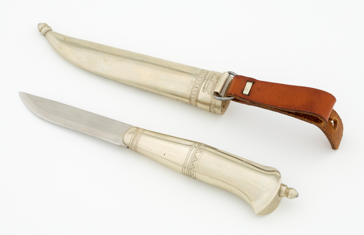 Tollekniv i slire laget av Olle M. Oliversen fra Sør-Trøndelag. Kniven har blad som antas å være av jern og stål, mens skaftet og slira er utført i nysølv. Slira har oppheng - en beltestropp - som er lagd av brunfarget lær.

Kniven - målt fra bladspiss til og med skaftknoppen i den bakre enden av skaftet - er 16,3 centimeter lang. Avstanden fra bladspissen til den fremre enden av skaftet er 6,7 centimeter. Bladet er 13,6 millimeter bredt bakerst ved brystningen. Den bakre delen av bladryggen er rettlinjet, mens den fremre heller en aning mot bladspissen. Slipefasene er opptil 5 millimeter brede. Bladet har ingen stempler eller andre signaturer. Det kan være et «fabrikkblad».

Skaftet er 8,8 centimeter langt. Dette målet inkluderer ikke skaftknoppen i den bakre enden. Tverrsnittet er, som på knivskaft flest, ovalt. Tjukkelsen tiltar fra den fremre mot den bakre skaftenden, men midtdelen er en aning konveks. Denne midtdelen har et linjemønster med innlagte skraverte trekanter som går rundt hele skaftet. Også i den fremre skaftenden er det inngraverte linjer. Den bakre halvdelen av skaftet har et inngravert, stillisert bladornament på den sida som vil vende fram når kniven monters i slira. Den øvre enden av skaftet er avrundet. Her er det påmontert en cirka 9 millimeter høy dreid skaftknopp. Buksida av den øvre skaftenden ender i en krok som knivbrukerens lillefinger skal ligge an mot. Skaftet er i minste laget for ei rørslig mannehånd.

Slira er et 11,9 centimeter langt nysølvhylster som blir suksessivt trangere fra munningen i toppen og nedover. Tverrsnittet er ovalt. Den nedre enden av slira er krummet på en måte som avspeiler formen på bladet, og ytternden er avsluttet i en dreid knopp. Ved sliremunningen er det en 12,7 millimeter bred krage. På forsida av sliras ytterflate er det gravert linjemønstere og et stilisert bladornament av samme type som det som finnes på forsida av skaftet, men speilvendt utført. Innvendig er slira foret med et tynt lærlag. På baksida av sliremunningen er det montert ei halvsirkelformet stålhempe, og i denne er det festet en cirka 5,5 centimeter lang beltestropp av lær med en endeflik som har et hull som kan tres over skaftknoppen, og dermed sikrer at kniven ikke uforvarende løsner fra slira.   

Skaftet og slira er lagd av nysølvplater. Skjøtene mellom platekantene er knapt synlige, så dette er utført av en knivmaker med imponerende håndlag.