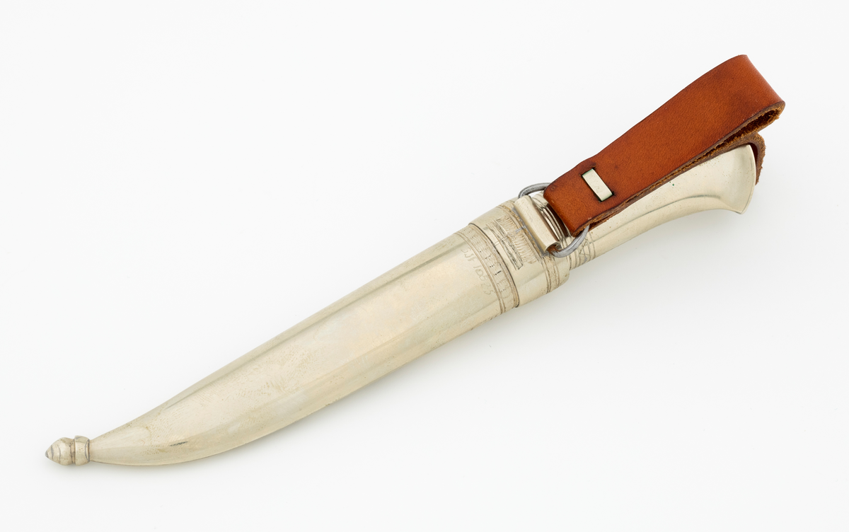 Tollekniv i slire laget av Olle M. Oliversen fra Sør-Trøndelag. Kniven har blad som antas å være av jern og stål, mens skaftet og slira er utført i nysølv. Slira har oppheng - en beltestropp - som er lagd av brunfarget lær.

Kniven - målt fra bladspiss til og med skaftknoppen i den bakre enden av skaftet - er 16,3 centimeter lang. Avstanden fra bladspissen til den fremre enden av skaftet er 6,7 centimeter. Bladet er 13,6 millimeter bredt bakerst ved brystningen. Den bakre delen av bladryggen er rettlinjet, mens den fremre heller en aning mot bladspissen. Slipefasene er opptil 5 millimeter brede. Bladet har ingen stempler eller andre signaturer. Det kan være et «fabrikkblad».

Skaftet er 8,8 centimeter langt. Dette målet inkluderer ikke skaftknoppen i den bakre enden. Tverrsnittet er, som på knivskaft flest, ovalt. Tjukkelsen tiltar fra den fremre mot den bakre skaftenden, men midtdelen er en aning konveks. Denne midtdelen har et linjemønster med innlagte skraverte trekanter som går rundt hele skaftet. Også i den fremre skaftenden er det inngraverte linjer. Den bakre halvdelen av skaftet har et inngravert, stillisert bladornament på den sida som vil vende fram når kniven monters i slira. Den øvre enden av skaftet er avrundet. Her er det påmontert en cirka 9 millimeter høy dreid skaftknopp. Buksida av den øvre skaftenden ender i en krok som knivbrukerens lillefinger skal ligge an mot. Skaftet er i minste laget for ei rørslig mannehånd.

Slira er et 11,9 centimeter langt nysølvhylster som blir suksessivt trangere fra munningen i toppen og nedover. Tverrsnittet er ovalt. Den nedre enden av slira er krummet på en måte som avspeiler formen på bladet, og ytternden er avsluttet i en dreid knopp. Ved sliremunningen er det en 12,7 millimeter bred krage. På forsida av sliras ytterflate er det gravert linjemønstere og et stilisert bladornament av samme type som det som finnes på forsida av skaftet, men speilvendt utført. Innvendig er slira foret med et tynt lærlag. På baksida av sliremunningen er det montert ei halvsirkelformet stålhempe, og i denne er det festet en cirka 5,5 centimeter lang beltestropp av lær med en endeflik som har et hull som kan tres over skaftknoppen, og dermed sikrer at kniven ikke uforvarende løsner fra slira.   

Skaftet og slira er lagd av nysølvplater. Skjøtene mellom platekantene er knapt synlige, så dette er utført av en knivmaker med imponerende håndlag.