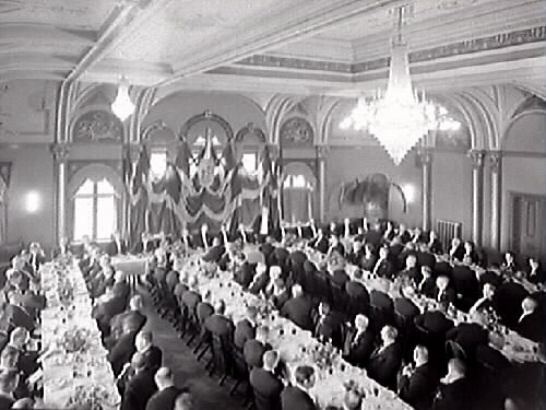 Sparbanken i Varberg firar 100-års jubileum på Stadshotellet.
Honnörsbordet: 2: rektor Arnman, 5: Albert Sandklef, 7: rådman Jansson, 8: landshövding Mörner, 9: veterinär S. Nilsson, 11: riksdagsman Brånalt 12: Doktor E. Uddenberg.
Från vänster, bord 1, vänster sida: 3: Gustaf Eliasson. Höger sida: 3: Axel Österberg, 4: N. A. Johansson, 6: Carl Svensson, 8: Leon Andersson.
Bord 2, vänster sida: 4: folkskolelärare Fransson, 6: rådman Bramstång,12: Jacob Andersson, Spannarp, 14: Carl Pettersson, Spannarp. Höger sida: 5: Johannes Johansson.
Bord 3, vänster sida: 1: Thorsson, 2: J. A. Pehrsson, 4: Karl Nilsson, 8: Allan Lundgren, 10: John Viktorin. Höger sida: 1: Birger Svensson, 2: Åke Jönsson, 7: direktör Pehrsson, 8: doktor Söhrman.
Bord 4, vänster sida: 1: Ernst Sjöblom, 2: Ch. Månsson, 3: Knut Olow, 6: brandkapten R. Bengtsson. Höger sida: 2: rådman Mehlin, 5: Karl Larsson, 6: veterinär Möller, 7: Sven Johansson.