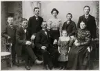 Fjärdingsman Anders Dahl, Hemmesjö, med familj hos fotografen, 1909. 
Fr.v.: Klas Emil Dahl (1896-1980), Per August Dahl (1887-     ), Carl Dahl (1885-1945), Anders Dahl (1860-1935), Anna Mathilda Dahl (1892-     ), Signe Hanna Elisabeth Dahl (1903-1927), Frans Oskar Dahl (1894-    ), Johanna Dahl (1858-1915), Ernst Gustaf Dahl (1889-    ).