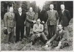 Lessebo landsfiskalsdistrikt, ca 1948.
Fr,v.: S B Svensson, Lessebo, Börje Engerby, Hovmantorp, Axel Stenlund, Älmeboda, Ernst Johansson, Tegnaby, Gerhard Caster, Lessebo, Augustin Franzén, Skruv. 
Sittande: landsfiskal Gunnar Roos och Oskar Alexandersson, Långasjö.