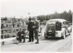 Provtagning av utsläppsvattnet från Lessebro bruk i Ronnebyån, ca 1941.
Poliskonstapel S B Svensson i mitten, tillsammans med två okända.