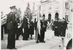 Lessebo bruk jubilerar, 1943. Festtåget samlas utanför Folkets Hus i Lessebo. Till vänster syns poliskonstapel
S B Svensson.