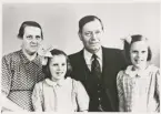 Fjärdingsman Anton Ljungberg, Kalvsvik Toragård, Kalvsvik, med familj, ca 1940. Ateljéfoto.