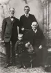 Fjärdingsman Frans Karlsson, Kosta (1857-1935), till vänster, tillsammans med sin far, hemmansägare Karl Israelsson (1832-1921), Källeskruv, sonen Karl Fransson (1885-1956) och sonsonen Artur Bertrand Karlsson (1908-1992). 
Ateljéfoto, ca 1910.