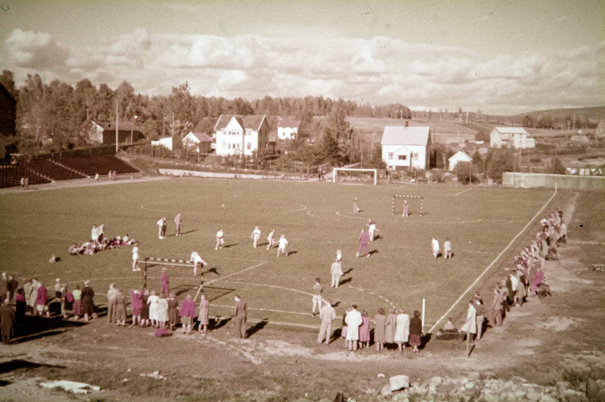 Hamar, Briskeby gressbane, Hamarkameratene Hamkam, håndballkamp på gressbana, damehåndball,