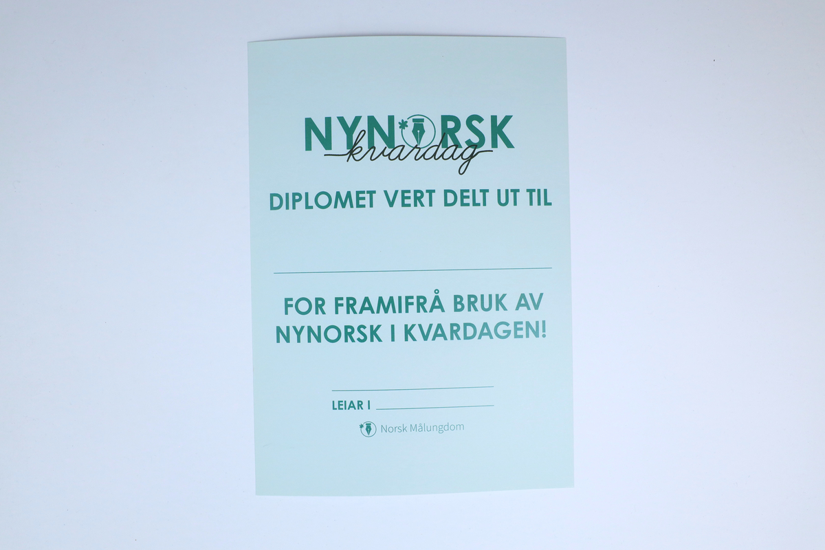 Diplom med påskrifta "Nynorsk kvardag. Diplomet vert delt ut til _ for framifrå bruk av nynorsk i kvardagen! __ Leiar i __ Norsk Målungdom"