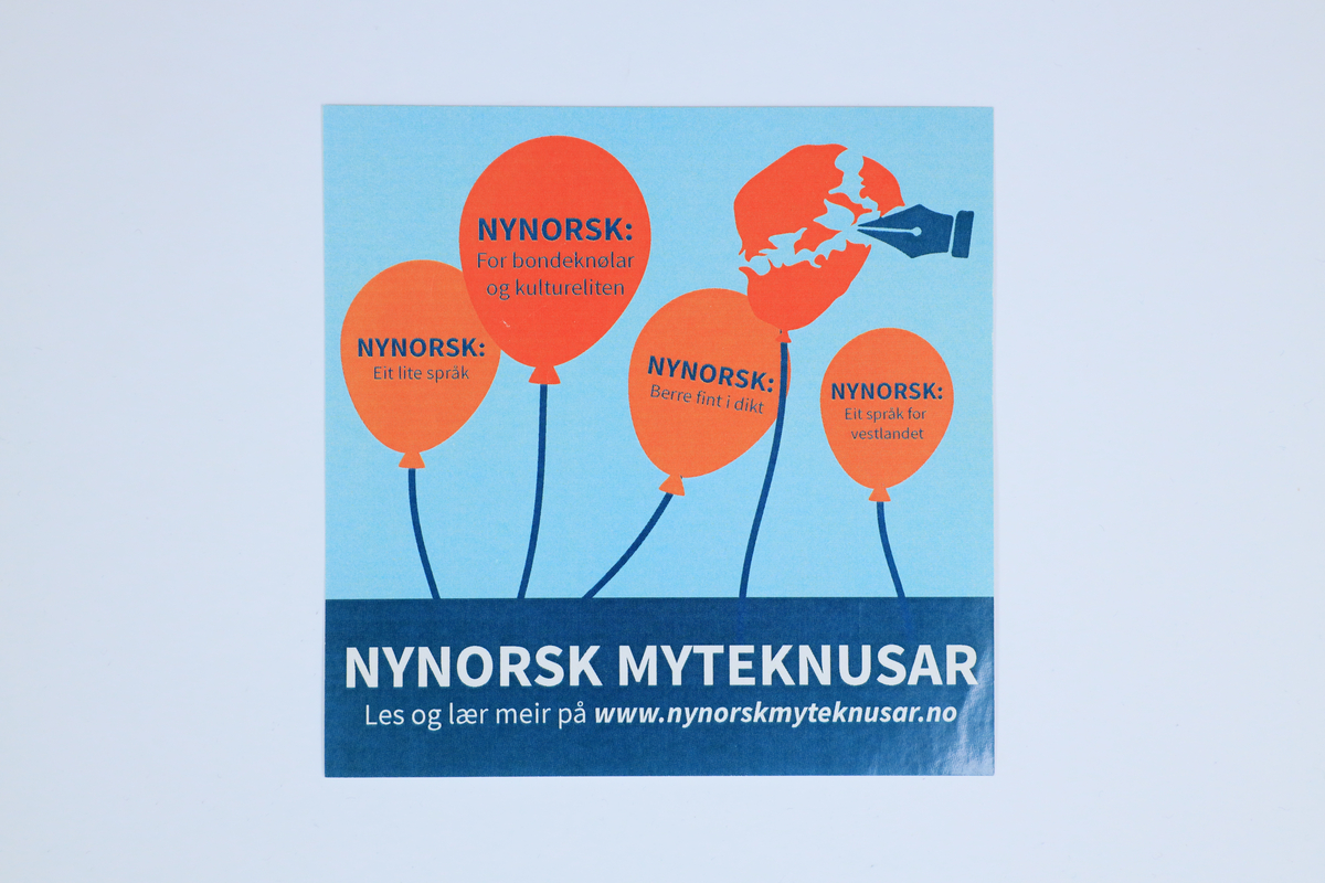 Klistremerke frå Norsk Målungdom si samling, med påskrifta "Nynorsk: Eit lite språk. Nynorsk: Bondeknølar og kultureliten. Nynorsk: Berre fint i dikt. Nynorsk: Eit språk for vestlandet. Nynorsk myteknusar. Les og lær meir på www.nynorskmyteknusar.no"