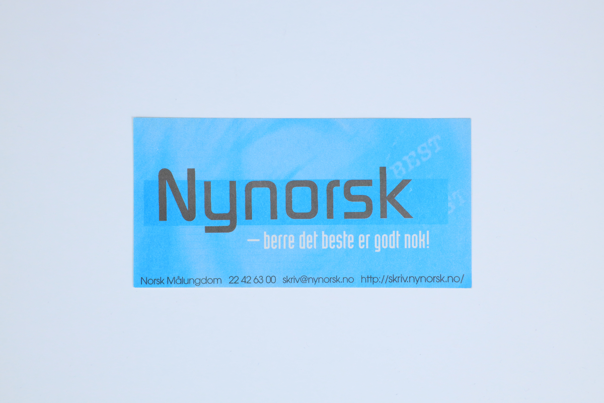 Klistremerke frå Norsk Målungdom si samling, med påskrifta "Nynorsk - berre det beste er godt nok! Norsk Målungdom 22 42 63 00 skriv@nynorsk.no http://skriv.nynorsk.no/"