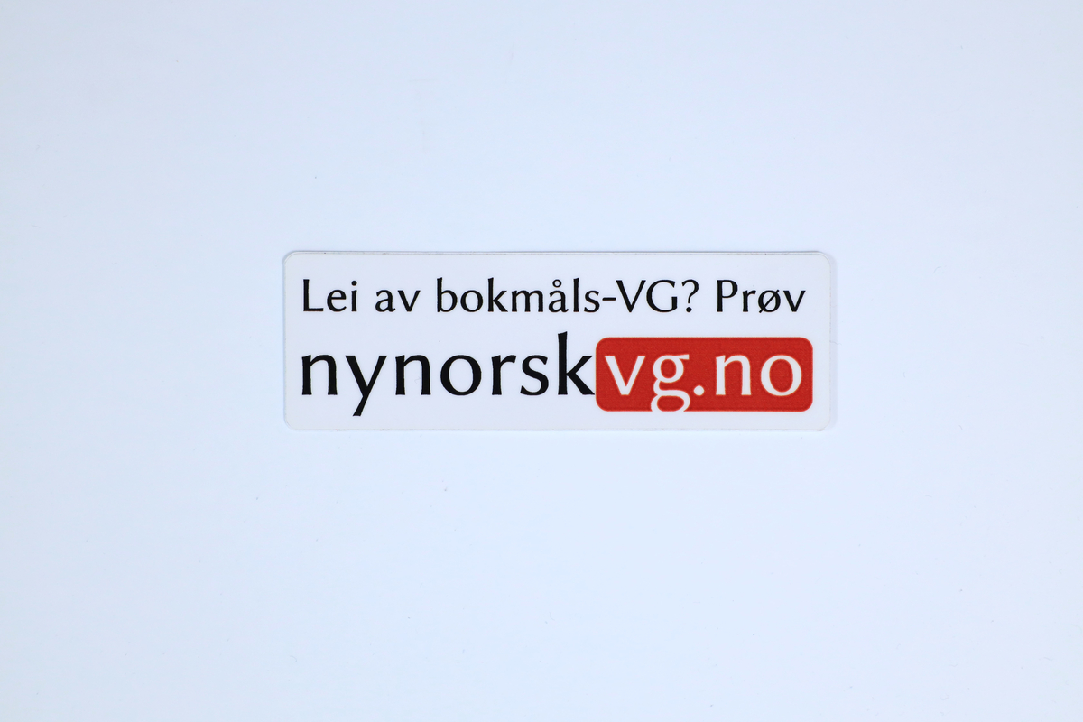To klistremerke frå Norsk Målungdom si samling, med påskrifta "Lei av bokmåls-VG? Prøv nynorskvg.no" og "Dagbladet på nynorsk. nynorskdb.no"