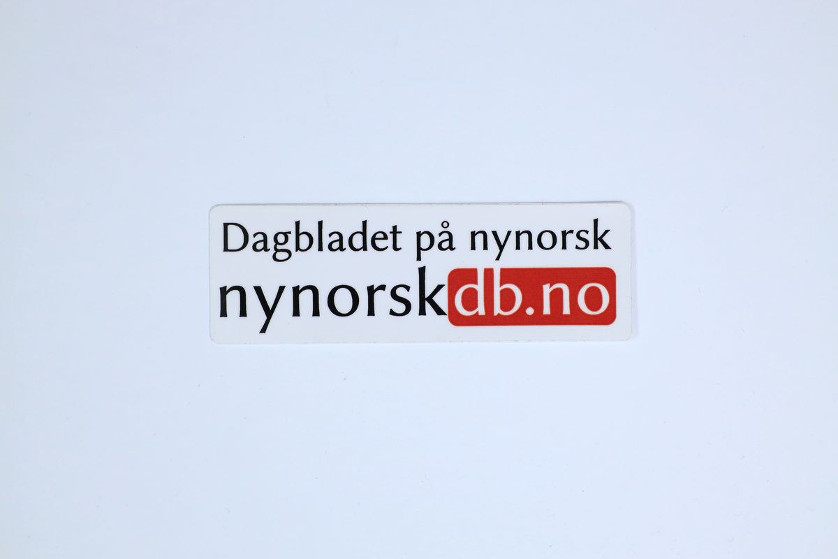 To klistremerke frå Norsk Målungdom si samling, med påskrifta "Lei av bokmåls-VG? Prøv nynorskvg.no" og "Dagbladet på nynorsk. nynorskdb.no"