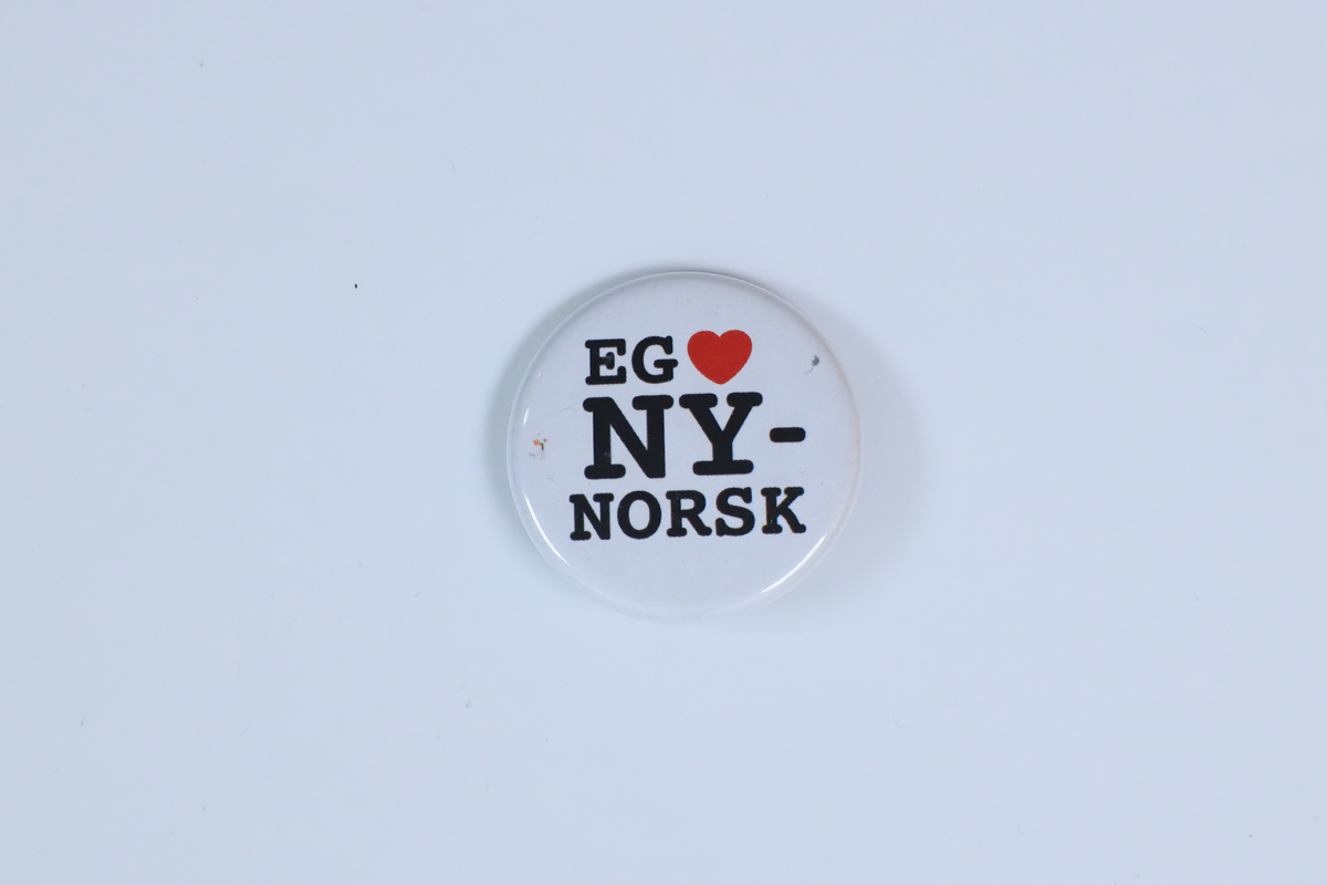 Jakkemerke frå Norsk Målungdom si samling, med påskrifta "Eg [hjarte] nynorsk"