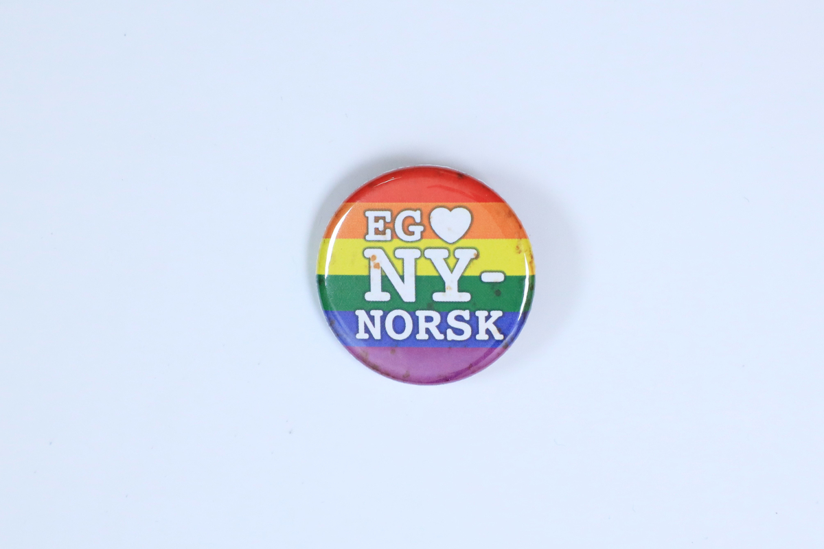 Jakkemerke frå Norsk Målungdom si samling, med påskrifta "Eg [hjarte] nynorsk"