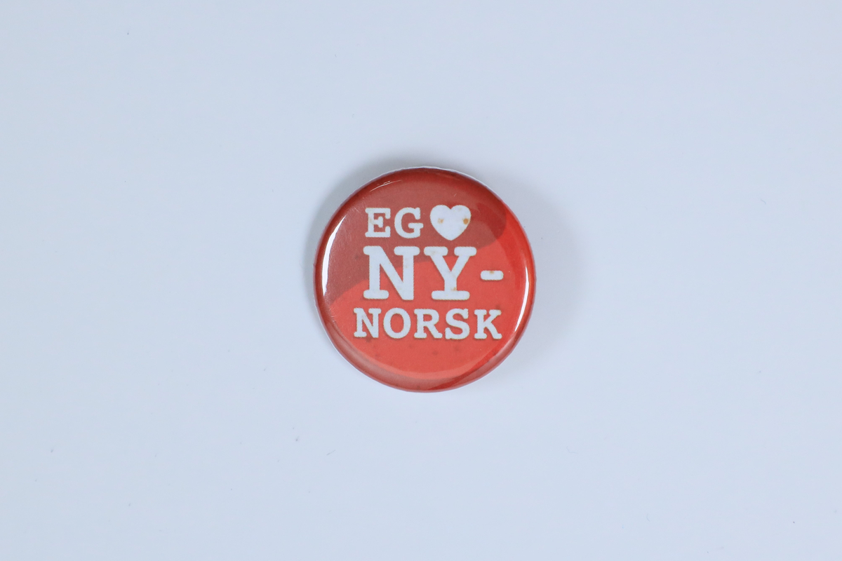 Jakkemerke frå Norsk Målungdom si samling, med påskrifta "Eg [hjarte] nynorsk"