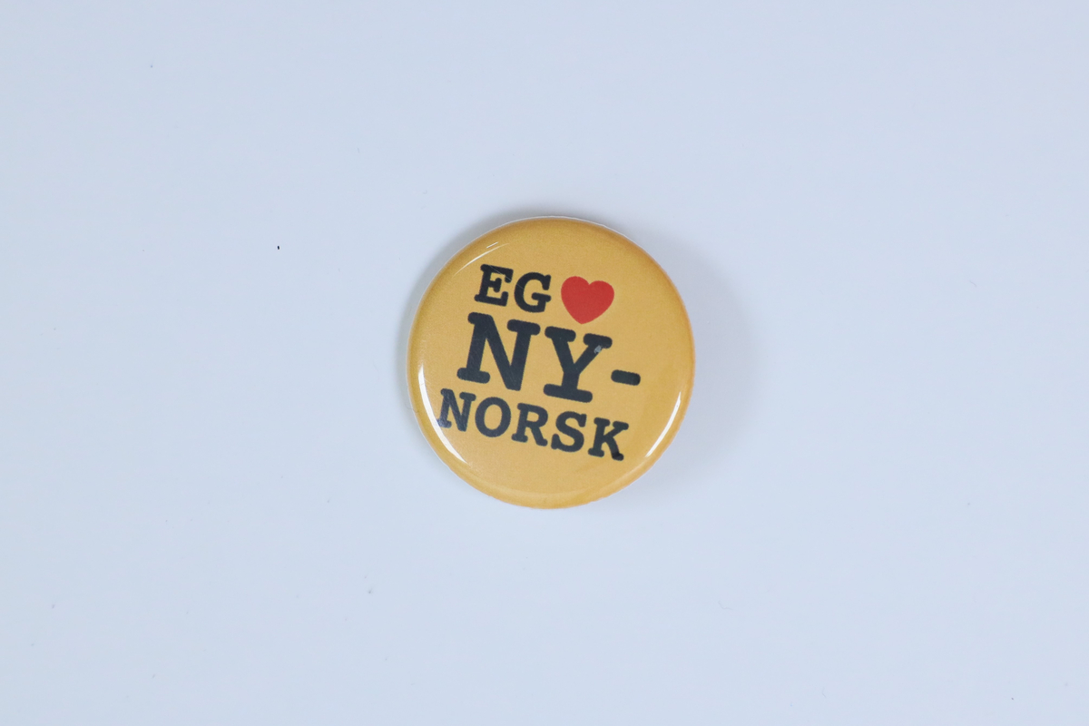 Jakkemerke frå Norsk Målungdom si samling, med påskrifta "Eg [hjarte] nynorsk"
