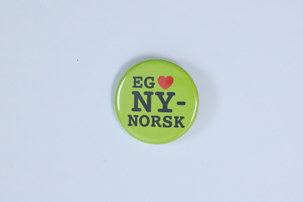 Jakkemerke frå Norsk Målungdom si samling, med påskrifta "Eg [hjarte] nynorsk"