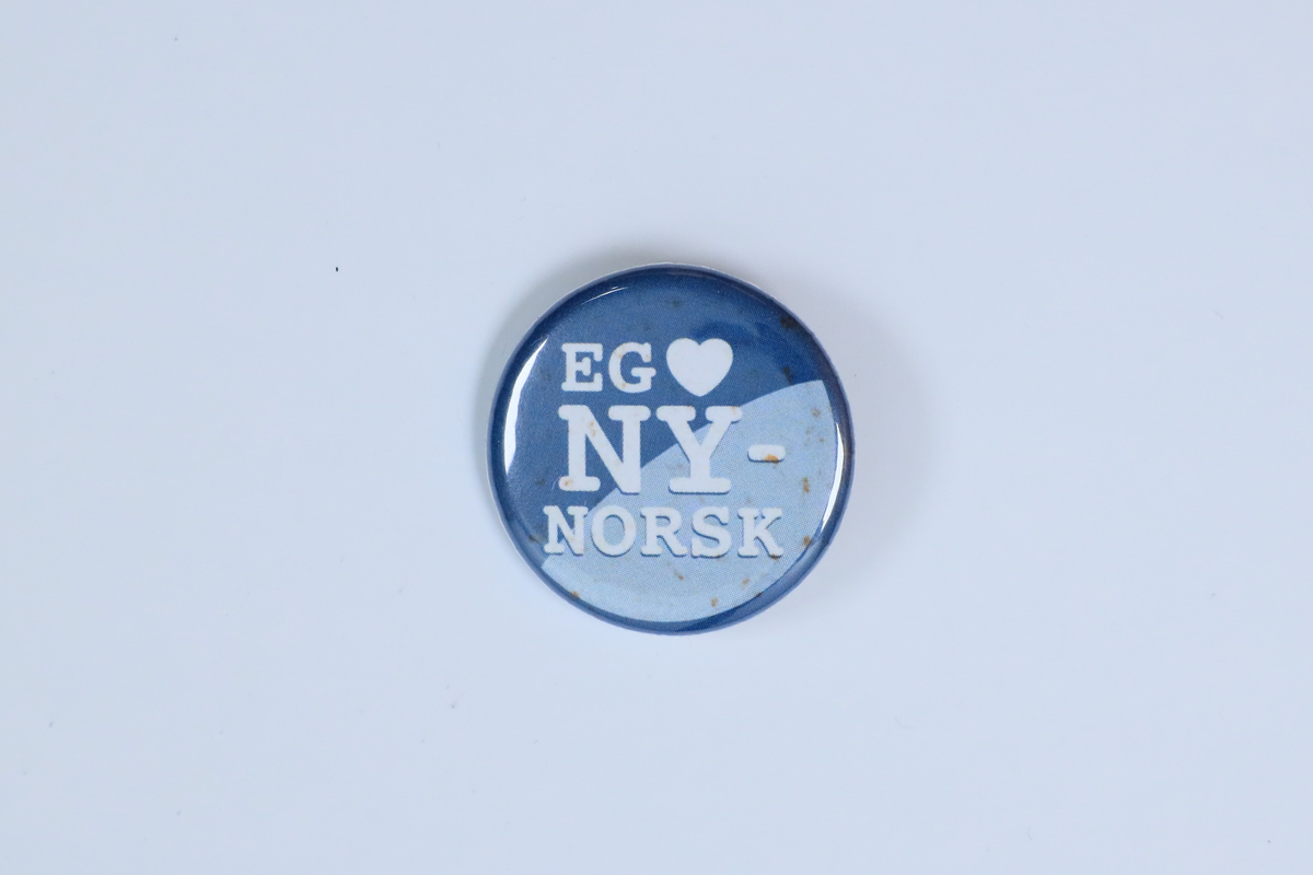 Jakkemerke frå Norsk Målungdom si samling, med påskrifta "Eg [hjarte] nynorsk"