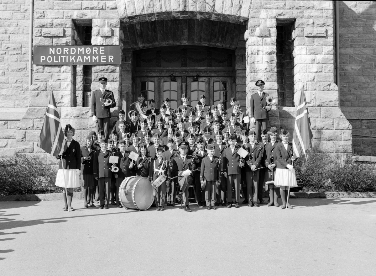 Musikkorkester samlet på foran Festiviteten på Kirklandet i Kristiansund. Fra fotoarkivet etter portrettfotograf Claus Monge. Museet overtok arkivet sommeren 2011.